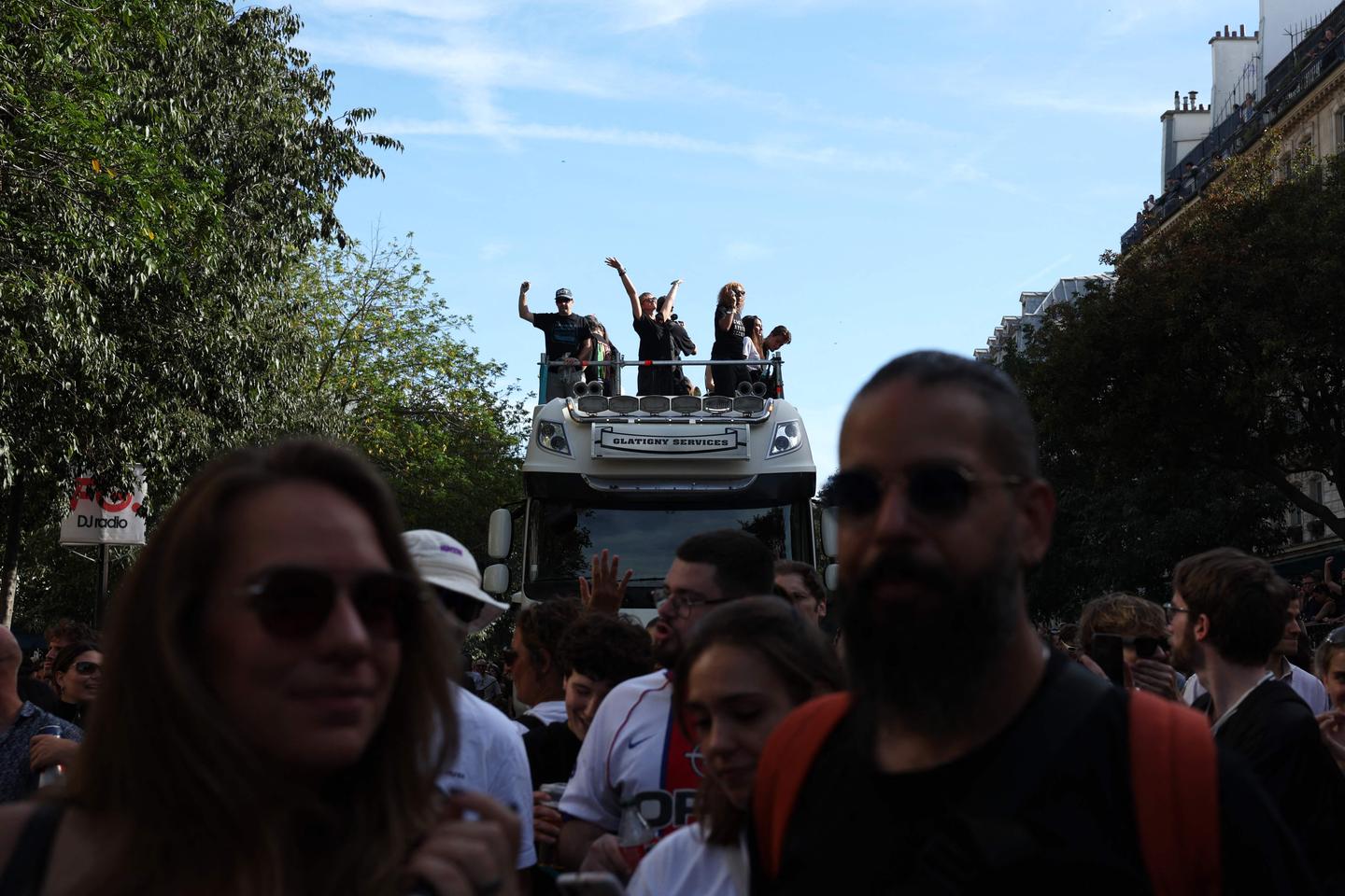 La Techno Parade rassemble 350 000 personnes à Paris pour réclamer l'abrogation de la loi Ripost