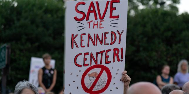 « Le sort violent que fait subir Donald Trump au Kennedy Center est inimaginable, mais la même chose peut arriver demain à des lieux culturels en France »
