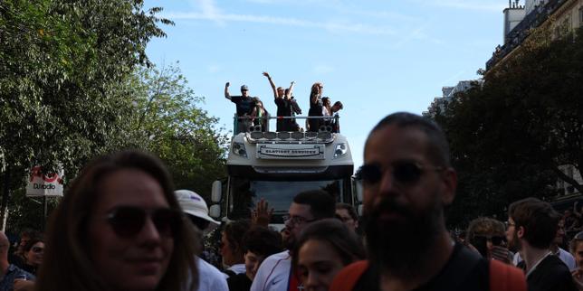 A Paris, la Techno Parade monte le son contre la loi Ripost sur les troubles à l’ordre public