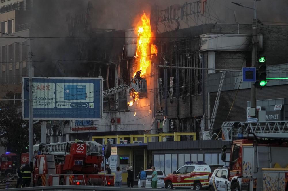 Incendie dans un centre commercial touché par une frappe russe, à Dnipro en Ukraine, le 19 septembre 2026. - STRINGER/REUTERS