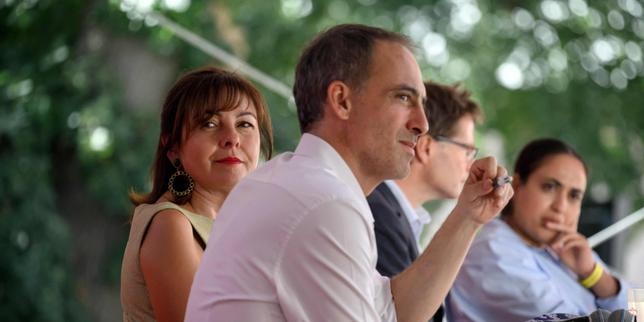 Raphaël Glucksmann en campagne dans un territoire rural pour tenter de casser son image de Parisien