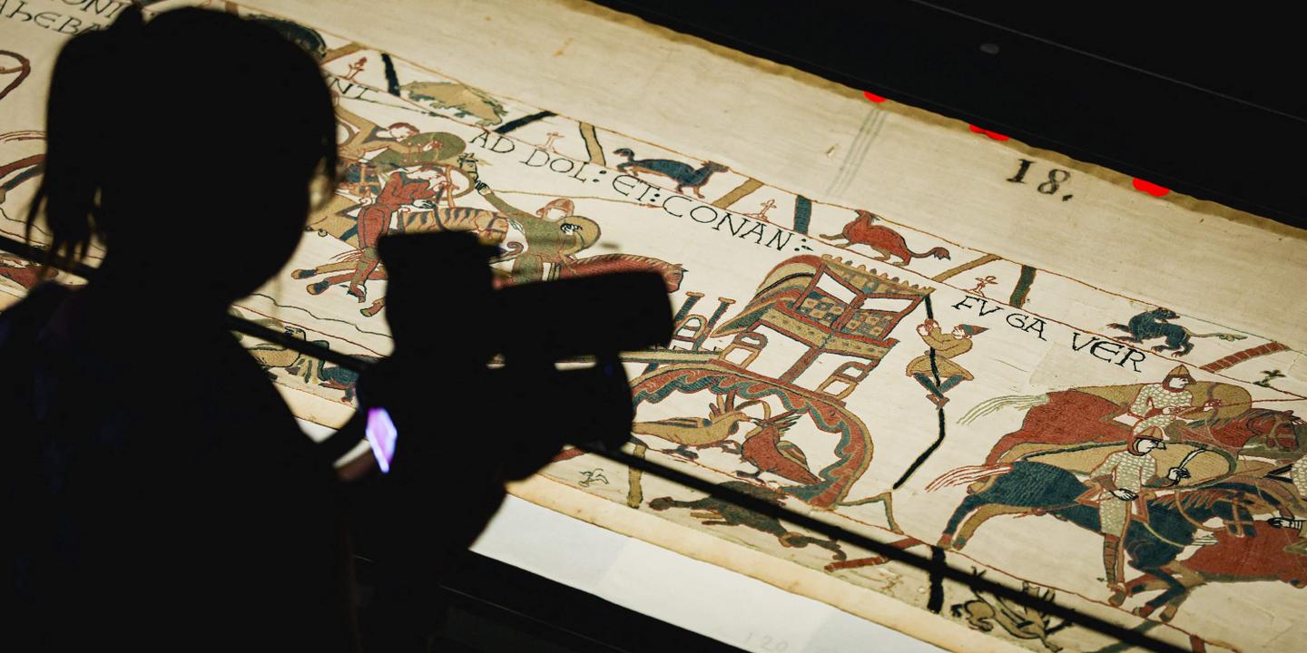 Face à l’affluence, le British Museum interdit les photos à l’exposition de la tapisserie de Bayeux