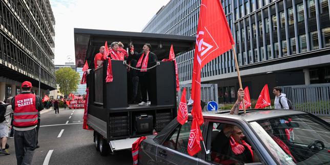 German auto workers protest job cuts amid industry crisis