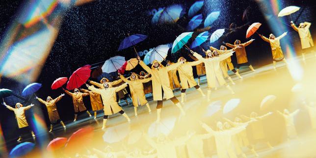 La comédie musicale « Singin’ in the Rain » déverse des trombes d’eau, de joie et de couleurs sur la scène du Lido