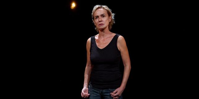 Au Théâtre de l’Atelier, à Paris, Sandrine Bonnaire frôle les enfers avec « 4.48 Psychose », de Sarah Kane