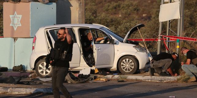 In the West Bank, the son of the Israeli ambassador to the United States seriously injured in an attack on the baby car