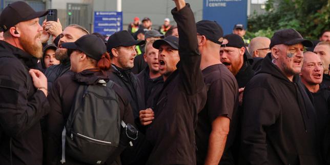 Royaume-Uni : un militant d’extrême droite inculpé après avoir été filmé en train de lacérer un « small boat » dans la Manche