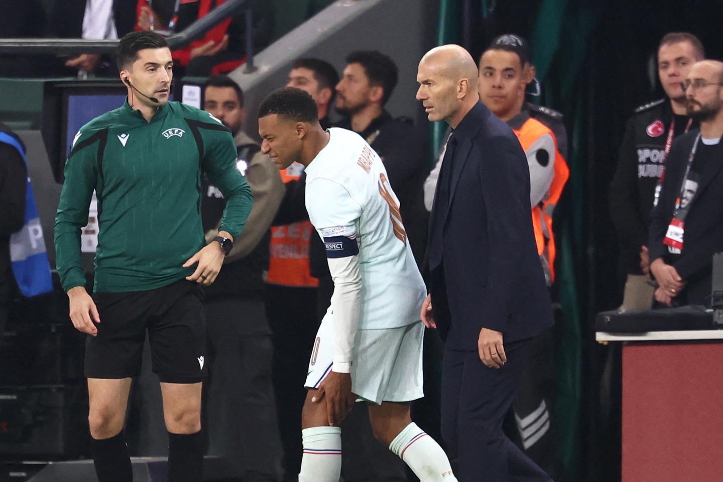 Zinédine Zidane réussit son baptême du feu en Turquie pour son premier match à la tête de l’équipe de France, malgré la blessure de Kylian Mbappé