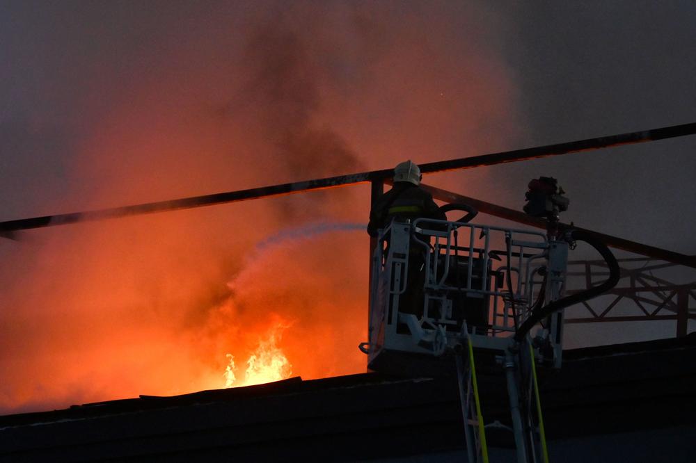 Incendie dans un immeuble de bureaux endommagé par une frappe de drone russe, à Kiev, le 25 septembre 2026. - SERGEI SUPINSKY/AFP