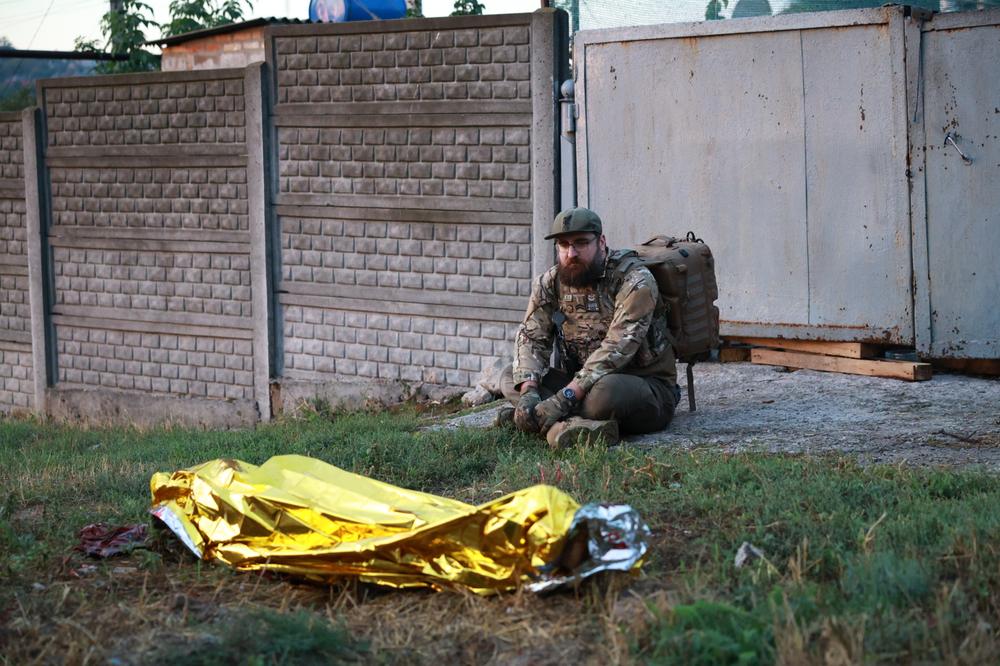 Un secouriste examine le corps d’une femme tuée lors d’une frappe russe sur un quartier résidentiel de Zaporijia (Ukraine), le 26 septembre 2026. - KATERYNA KLOCHKO/AP PHOTO/KATERYNA KLOCHKO