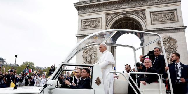 Huge crowds cheer Pope Leo ahead of open-air mass on Place de la Concorde The service is due to begin at 3:00 pm local time, with around 600,000 worshipers expected to attend.