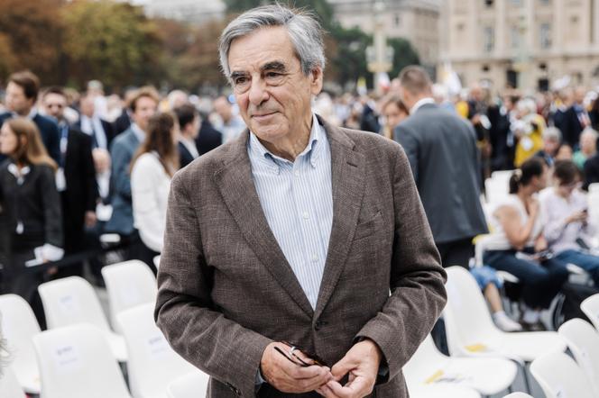 François Fillon, en amont de la messe du pape Léon XIV, place de la Concorde, à Paris, le 26 septembre 2026. - KAMIL ZIHNIOGLU POUR « LE MONDE »