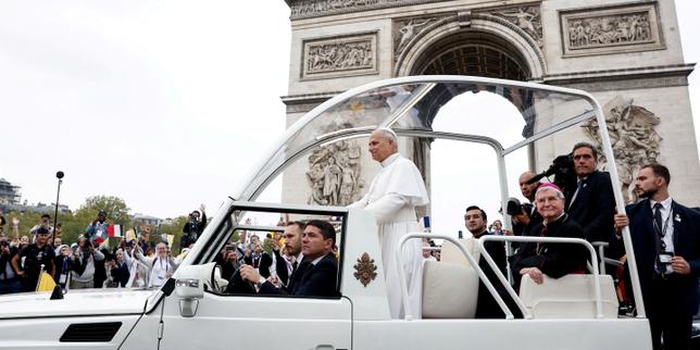 EN DIRECT, visite du pape à Paris : après avoir descendu les Champs-Elysées en papamobile, Léon XIV célèbre une messe devant une foule fervente sur la place de la Concorde Après lElysée, Notre-Dame de Paris et le Stade de France vendredi, le pape Léon XIV doit notamment donner une messe géante samedi à la Concorde. Avant cela, il a effectué un déplacement consacré à limmigration et visité lInstitut catholique de Paris, parfois surnommé « la Catho ».