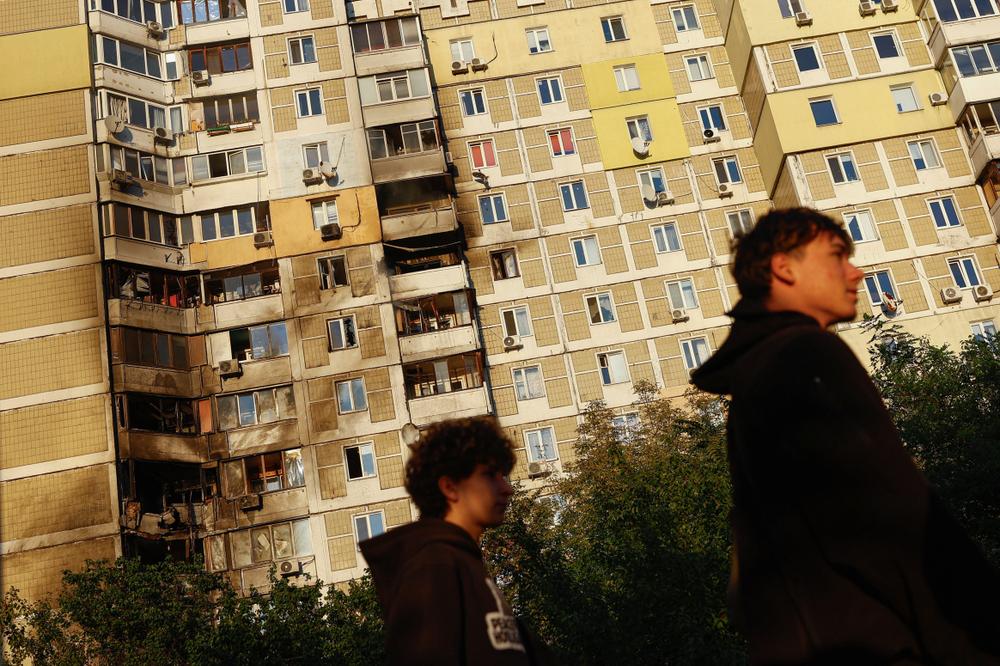 Un immeuble résidentiel touché par une frappe de drone à réaction russe, à Kiev, le 27 septembre 2026. - VALENTYN OGIRENKO/REUTERS