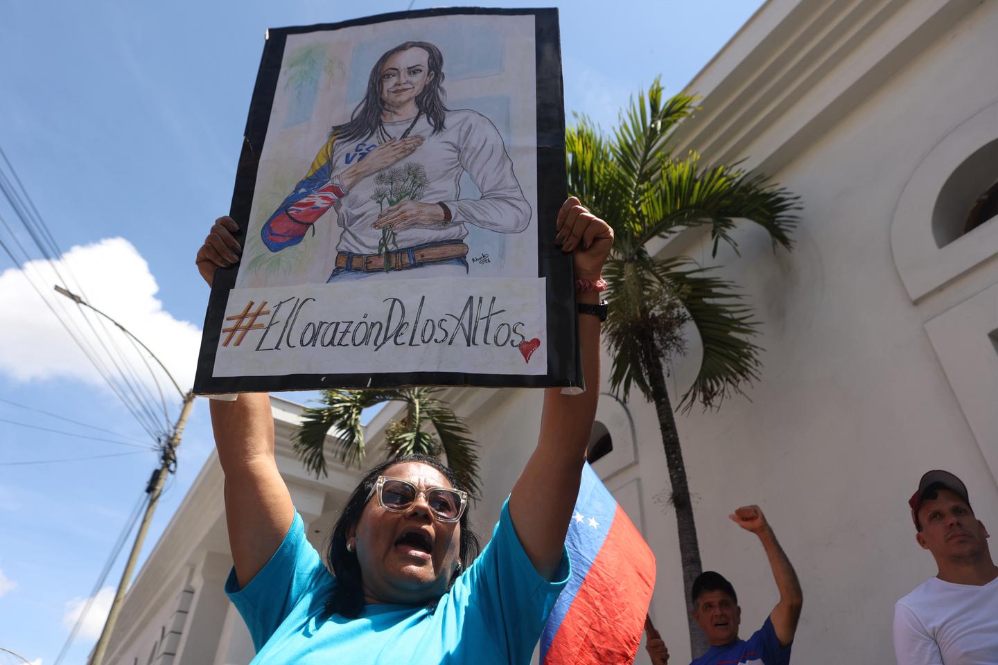 Au Venezuela, la cheffe de l’opposition, Maria Corina Machado, demande la levée de son inéligibilité après les révélations d’une magistrate