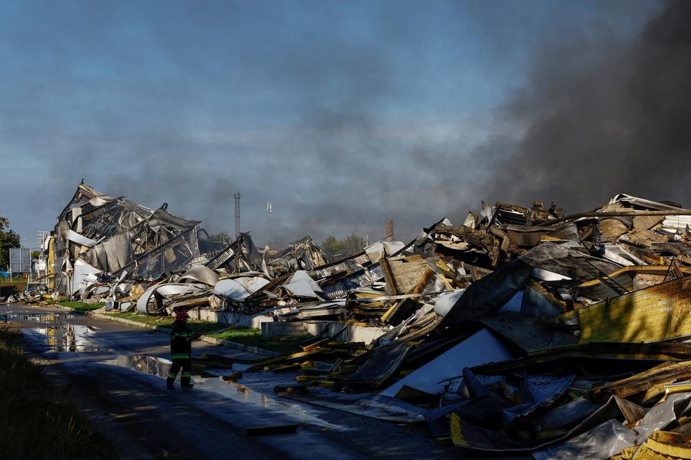Un entrepôt détruit par une frappe de drone russe, dans l’oblast de Kiev, le 27 septembre 2026. - VALENTYN OGIRENKO/REUTERS