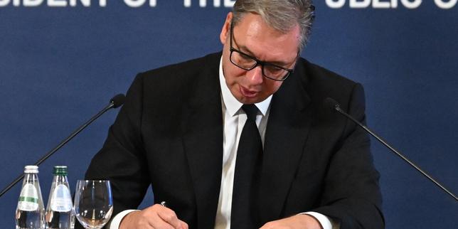 La démission, en images, du président serbe Aleksandar Vucic qui brigue le poste de premier ministre