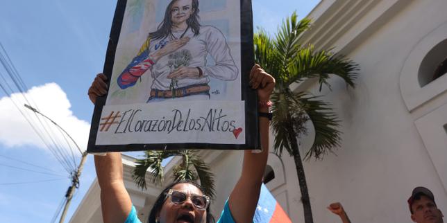 Au Venezuela, la cheffe de l’opposition, Maria Corina Machado, demande la levée de son inéligibilité après les révélations d’une magistrate