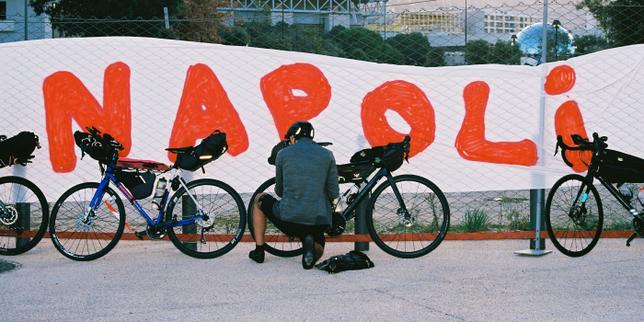 Sur Marseille-Napoli, les adeptes de l’ultra-cyclisme entre défi physique et goût de l’aventure : « Le principe, c’est pédaler, manger, dormir le moins possible »