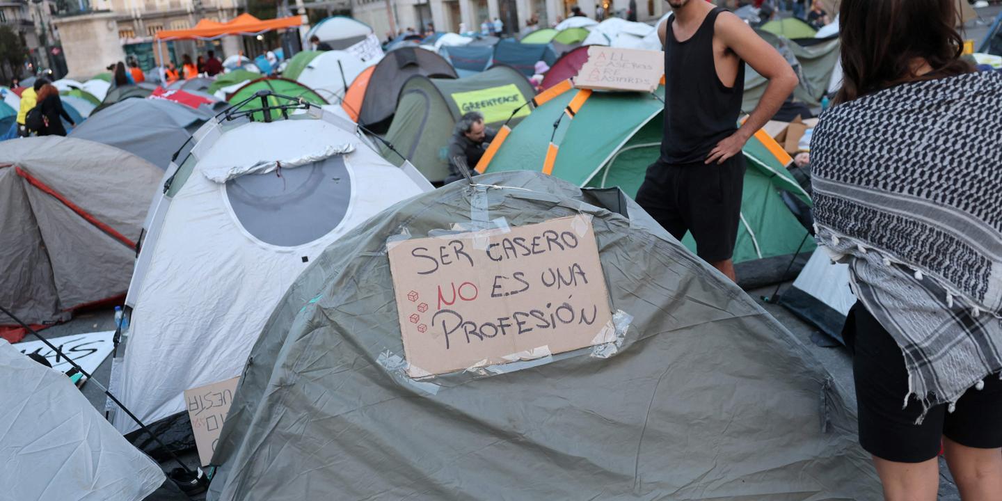 A Madrid, des centaines de personnes ont campé toute la nuit pour soutenir une octogénaire expulsée de chez elle