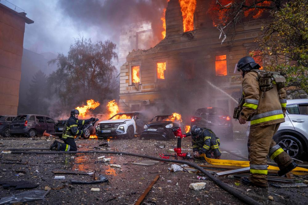 Devant le bâtiment de l’Académie des sciences d’Ukraine, touché par un drone russe, dans le centre de Kiev, le 28 septembre 2026. - DAN BASHAKOV/AP