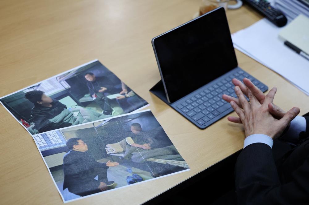 Le député Yu Yong-weon, membre du Parti du pouvoir au peuple (principal parti d’opposition sud-coréen), commente des photos montrant deux prisonniers de guerre nord-coréens récemment transférés d’Ukraine en Corée du Sud à Séoul, le 28 septembre 2026. - KIM HONG-JI/REUTERS