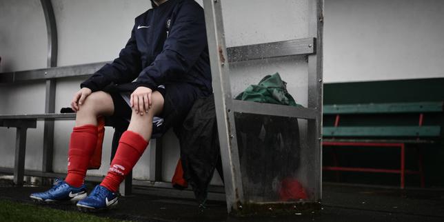 « Il me caressait la cuisse, tranquillement, pas loin des parties intimes » : « Dans la gueule du loup » plonge dans l’univers des jeunes footballeurs, parfois victimes de violences dans les centres de formation