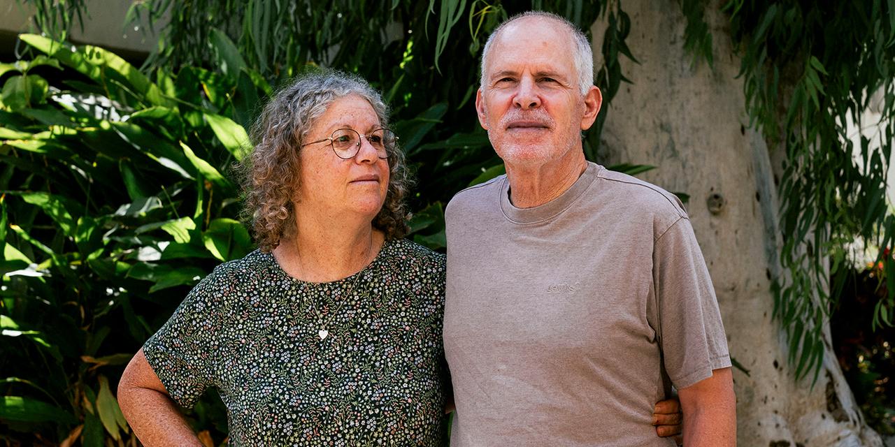 Aviva, 64 ans, et Keith, 66 ans, Siegel, ex-otages du Hamas dans la bande de Gaza. Aviva a passé 51 jours aux mains du Hamas, et son compagnon 484 jours. Tel Aviv, Israel, le 24 septembre 2026.