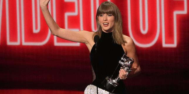 Taylor Swift reçoit le prix de la vidéo de l’année pour « The Fate of Ophelia » lors des MTV Video Music Awards, à Los Angeles (Californie), le 27&nbsp;septembre 2026.