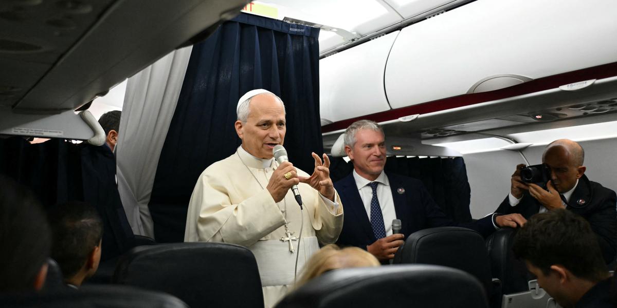 Visite du pape en France: dans l’avion du retour, Léon XIV nuance les propos rapportés par les victimes sur le caractère « systémique » des violences sexuelles dans l’Eglise