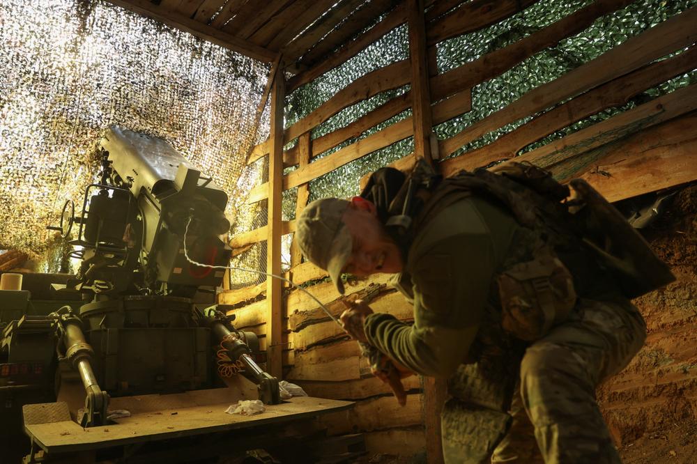 Un artilleur de l’armée ukrainienne, sur une ligne de front dans la région de Donetsk, en Ukraine, le 29 septembre 2026. - ANATOLII STEPANOV/REUTERS