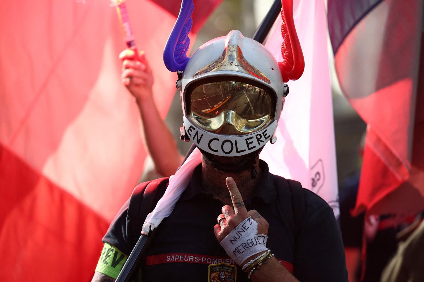 French professional firefighters extend strike until December 4