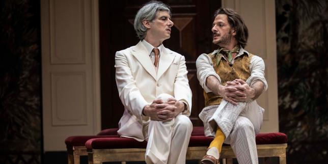 Au Théâtre de la Porte-Saint-Martin, Alain Françon fait voler les paroles en escadrille dans « La Folle Journée ou le Mariage de Figaro »