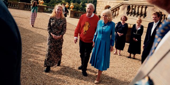 La reine Camilla avec le présentateur de télévision et auteur Gyles Brandreth, à Chatsworth House, le 19&nbsp;septembre&nbsp;2026.