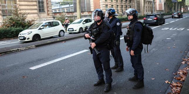 Blocage des lycées : l’IGPN saisie après un possible tir de LBD à Tours et l’hospitalisation d’un jeune homme