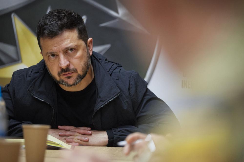 Volodymyr Zelensky en visite des troupes sur le front près de Lyman (ville disputée de l’oblast de Donetsk où une contre-offensive a été lancée), le 30 septembre 2026. - SERVICE DE PRESSE DE LA PRÉSIDENCE UKRAINIENNE VIA REUTERS/AFP