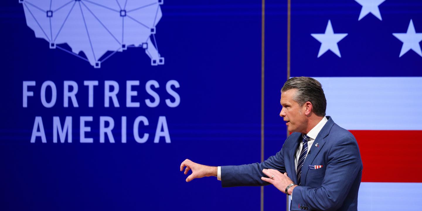 Aux Etats-Unis, Pete Hegseth, le secrétaire à la défense, revendique une réduction de 20 % du nombre de hauts gradés et poursuit la reconfiguration de l’armée