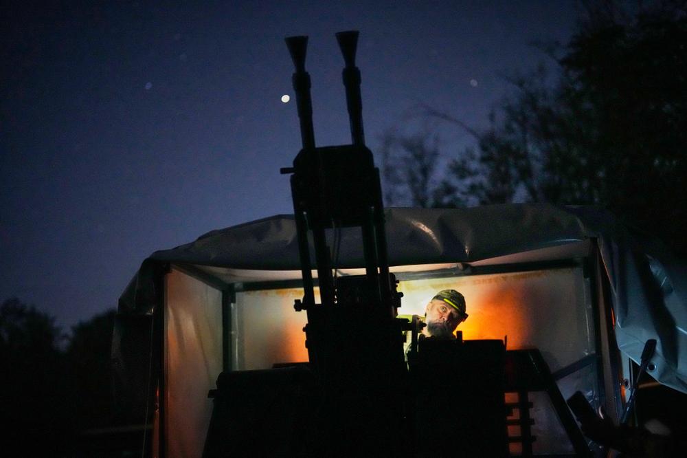 Un soldat de la défense aérienne ukrainienne se prépare à repousser une attaque de drones russes, à Kiev, le 19 septembre 2026. - EFREM LUKATSKY/AP