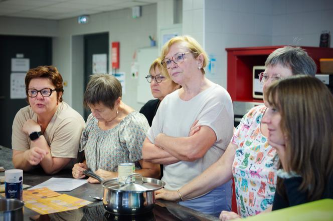 Lors d’un atelier « pouvoir d’achat » animé par Les Anges gardins, structure d’insertion professionnelle, spécialisée dans le maraîchage bio, au centre social Vachala, à Lens (Pas-de-Calais), le 22 septembre 2026. - LUCIE PASTUREAU/HANS LUCAS POUR « LE MONDE »