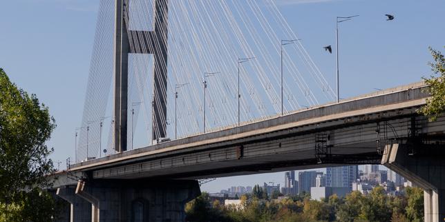 EN DIRECT, guerre en Ukraine : la circulation suspendue sur le pont Pivdenny, un important pont de Kiev touché par de nouvelles frappes russes