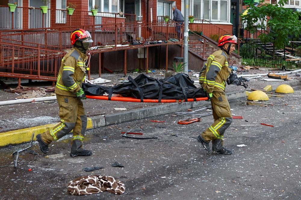 Des pompiers évacue le corps de la victime d’un bombardement russe à Kiev, le 2 octobre 2026. - VALENTYN OGIRENKO/REUTERS
