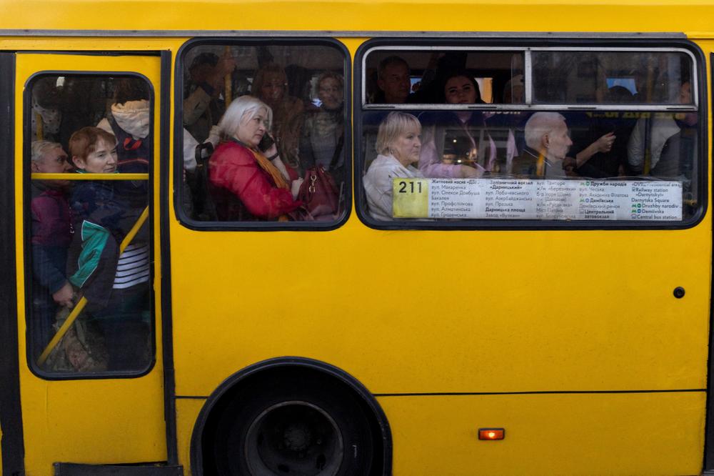 Un bus pris dans les embouteillages, à la suite de frappes de drones russes sur le pont Pivdenny, à Kiev, le 2 octobre 2026. - THOMAS PETER/REUTERS