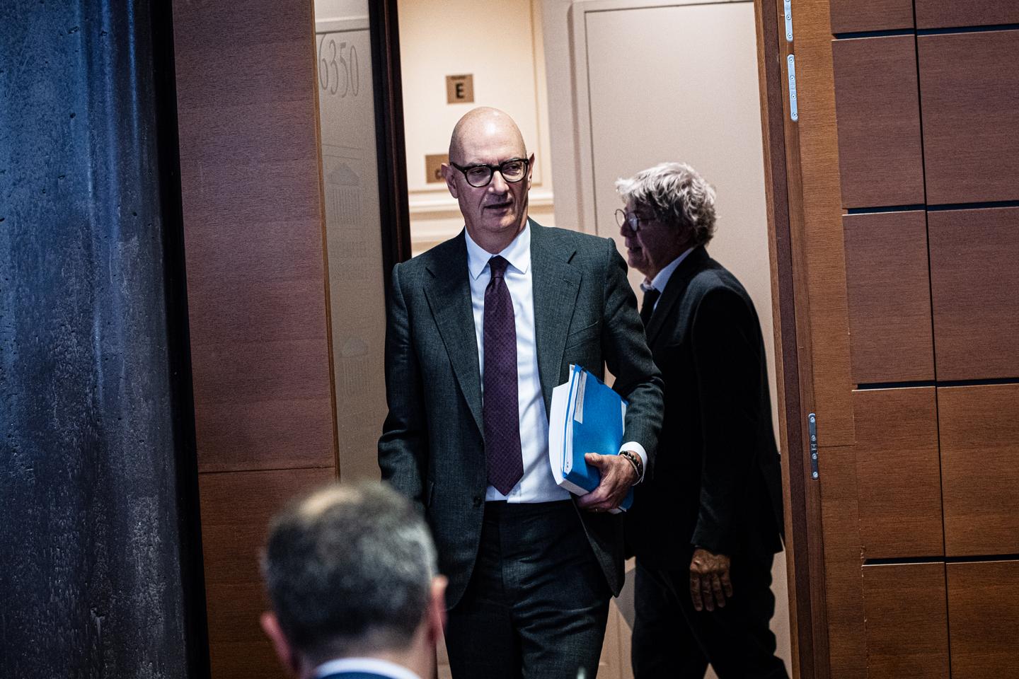 France's interest rates hit 5%, a self-inflicted sanction