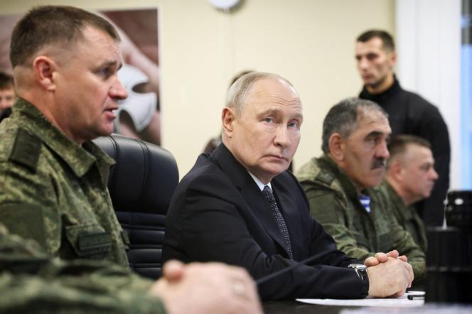 Le président russe, Vladimir Poutine, observe des exercices militaires, dans l’oblast de Tcheliabinsk (Russie), le 2 octobre 2026. - ALEXANDER KAZAKOV VIA REUTERS