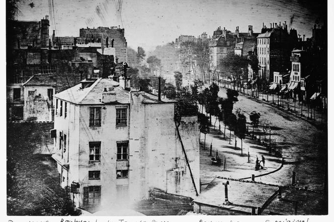 "Boulevard du Temple" (1838) by Louis Daguerre. The daguerreotype has been flipped to reflect reality. - CRÉDIT GETTY RESEARCH INSTITUTE