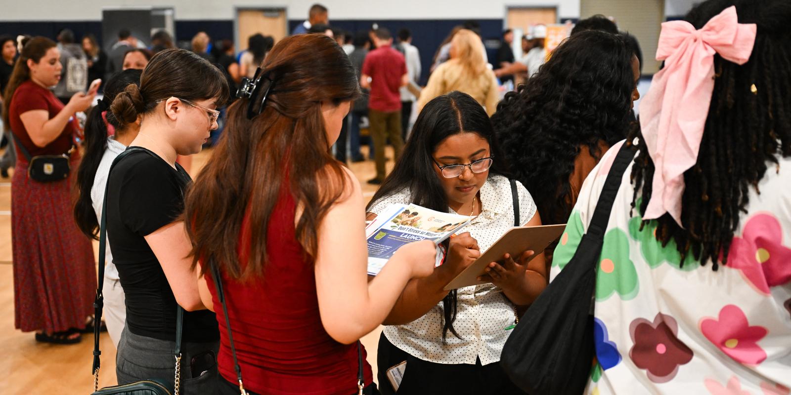 Aux États-Unis, la croissance reste vive mais crée moins d'emplois