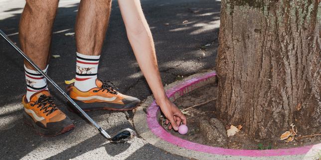 Le golf de rue transforme la ville en terrain de jeu, le bitume en green et les pieds d’arbre en trous