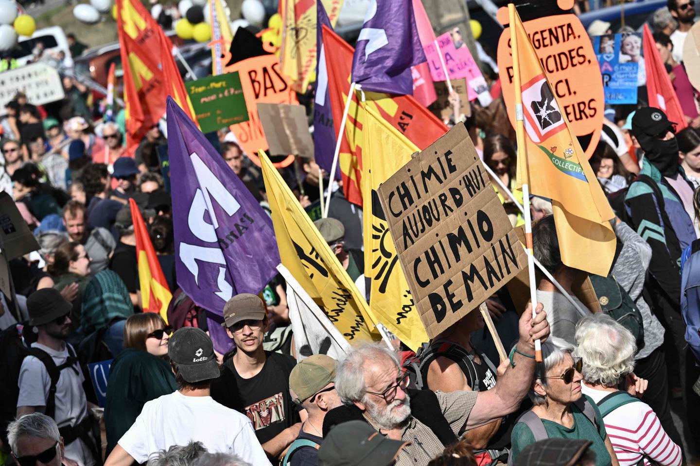 « Les victimes ne veulent plus mourir en silence » : des malades du cancer et des agriculteurs tentent de mobiliser l’opinion pour la sortie des pesticides