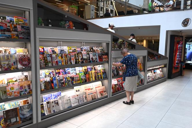 Un kiosque à journaux dans un centre commercial de Budapest, le 17 juin 2026. - ATTILA KISBENEDEK/AFP