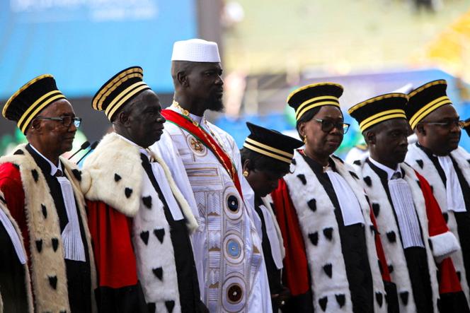 Le président élu de Guinée, Mamady Doumbouya, entouré d’avocats lors de sa cérémonie d’investiture à Conakry, en Guinée, le 17 janvier 2026.